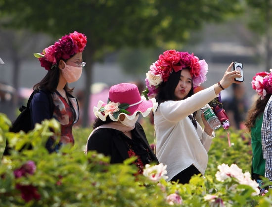 （菏澤市曹州牡丹園游客。圖片來(lái)源：《花開(kāi)時(shí)節(jié)》菏澤市攝影家協(xié)會(huì)劉心中）